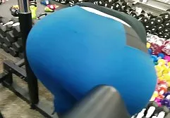 Güzel esmer onu sıkı kedi ile oynuyor bir GF var alt yazılı sikis
